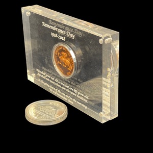 Elegante Soporte de Madera Acrílica para Medallas, Personalizable, Duradero, Pulido, Reciclable, con Logotipo Grabado para Regalos de Ferias Comerciales 2025 - Product Image 3