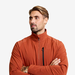 Chaqueta de caparazón suave que ofrece un fuerte aislamiento, tela suave y transpirable y exterior resistente al viento para viajes en clima frío. - Product Image 3