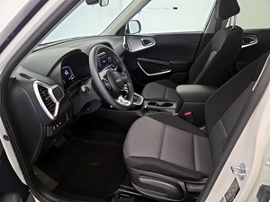 Kia Soul LX Hatchback 2025 BLANCO, Vista Frontal con Rejilla de Panal y Faros LED - Product Image 6
