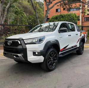 Toyota Hilux Revo 2024 Usada en Perfectas Condiciones de Funcionamiento y en un Estado Impecable - Product Image 2