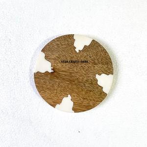 Posavasos de resina y madera hechos a mano, posavasos de resina únicos, almohadillas aislantes para bebidas frías y calientes, posavasos de resina de madera - Product Image 1