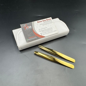 Pince à sourcils plaquée or avec logo personnalisé en acier inoxydable pointes inclinées pince à sourcils avec ciseaux à ressort et étui blanc - Product Image 4