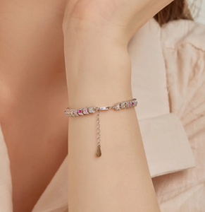 Delicado Brazalete Diario Multicorte con Diamantes Moissanite y Zafiros en Oro Blanco - Product Image 4