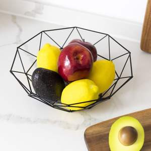 Panier à fruits en fil métallique texturé pour un intérêt visuel et un rangement pratique en cuisine avec des détails artistiques - Product Image 3