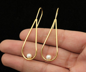 Boucles d'oreilles pendantes en or minimalistes avec boucles d'oreilles longues modernes en perles pour femmes, bijoux élégants en plaqué or - Product Image 4
