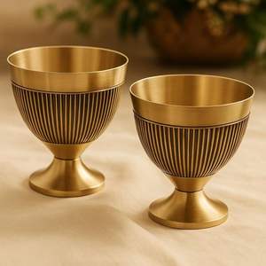 Cuenco de latón de tamaño mediano con lados en relieve y base duradera, ideal para rellenos decorativos o servir frutas - Product Image 1