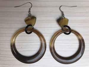 Boucles d'oreilles en corne naturelle faites à la main Légères, élégantes et uniques, idéales pour les amateurs de mode éco-conscients et les cadeaux. - Product Image 3