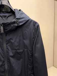 Veste PU de style de rue pour hommes de haute qualité taille XS avec fermeture à glissière en métal et décoration de bouton de poche teint uni et service OEM - Product Image 4