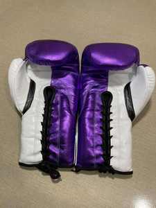 Gants de boxe MMA à doigts entiers en cuir à lacets, design OEM, légers, imperméables, évacuant l'humidité, couleur violet et blanc - Product Image 3