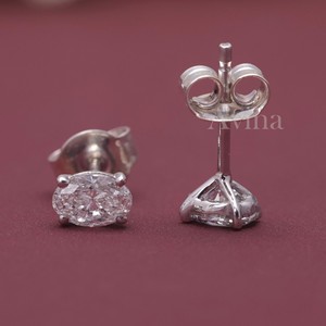 Boucles d'oreilles clous ovales en diamant de laboratoire certifié IGI, or 18 carats, mini-diamant taille ovale solitaire - Product Image 2