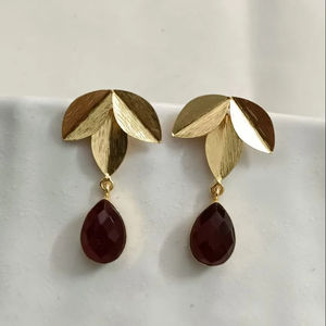 Vente en gros de boucles d'oreilles pendantes en laiton personnalisées, légères, à la mode, design de feuille, goutte, plaqué or, style indien, tenue décontractée ethnique - Product Image 1