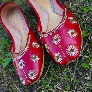 Khussa Juttis Bordadas con Lentejuelas para Mujer, Diseño Ecológico, Duradero y Moderno, Color y Talla Personalizables, para Festivales y Actuaciones - Product Image 1