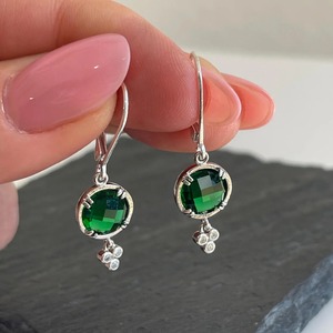 Pendientes Redondos de Cuarzo Esmeralda Verde Cazador, Estilo Casual con Gotas Delicadas de Tono Profundo, Plata de Ley 925, Piedra de Nacimiento de Mayo, Profundidad - Product Image 3