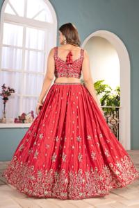 Hermosa diseñadora Lehenga Choli con bordado detallado y trabajo de secuencia perfecto para bodas festivas y ocasiones especiales - Product Image 2