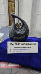 Meilleur prix de gros pour les urnes funéraires en aluminium noir brillant pour adultes fabriquées en Inde pour les funérailles - Product Image 5