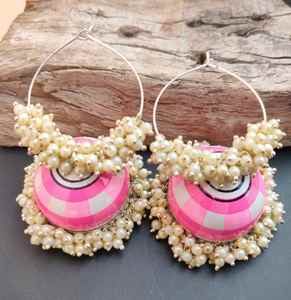 Pendientes Meenakari Jhumki chapados en oro de última moda, joyería india con gotas de perlas de trabajo esmaltadas para ropa informal y formal - Product Image 3