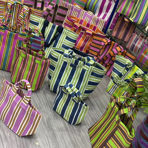 Pochette à main pour femmes à rayures multicolores écologiques Fabriqué en Inde, pochette d'extérieur en plastique recyclé tissé en nylon - Product Image 1