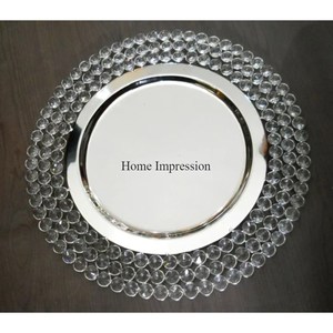 Petit plat rond de finition de couleur argentée polie brillante avec des cristaux perlés Unique Designer Wedding Centerpieces Charger Plates - Product Image 2