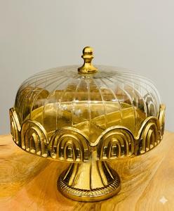 Dôme à gâteau élégant en fonte d'aluminium avec couvercle en verre pour la présentation de gâteaux en boulangerie et café - Product Image 1