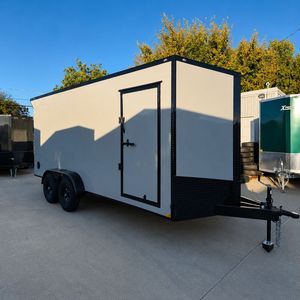 Remorque fermée/cargo 7x16 à nez en V, prête à être expédiée, 3500 lb, double essieux avec freins électriques, pack Blackout ! Pack Spoiler! - Product Image 1