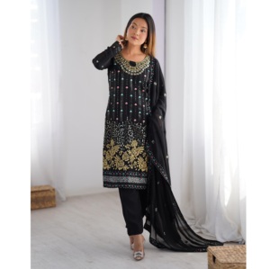 Costume Salwar brodé prêt à l'emploi de créateur, parfait pour les fêtes de mariage et les festivals, disponible à un prix abordable - Product Image 1