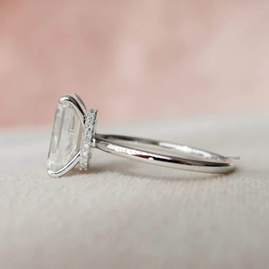 Bague solitaire Moissanite coupe émeraude intemporelle avec quatre griffes et arc artisanal Halo caché bague de mariage parfaite pour elle - Product Image 2