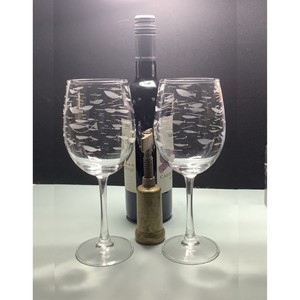 Juego de dos copas de vino Atomish Fish Hand Eteched de 16oz, regalo moderno para hermanos - Product Image 2