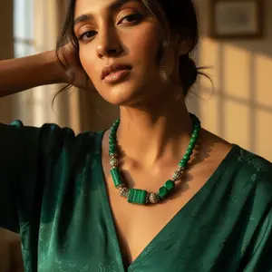 สร้อยคอหินมาลาไคต์สีเขียวประดับลูกปัดอย่างดีสำหรับผู้หญิง - Product Image 1