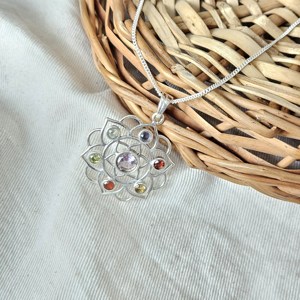 Pendentif en argent sterling multi-facettes à sept pierres Conception légère de fleur de vie pour les occasions de cadeaux - Product Image 3