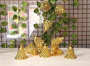 Cloches en plastique dorées traditionnelles indiennes Stylejaipur, décoration d'arbre de Noël, fournitures artisanales solides pour fêtes, taille 4,5x3,5 - Product Image 6