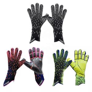 Gants professionnels Gaelic qui sont les plus exigeants gants de football avec un design imprimé, durables et respirants - Product Image 6