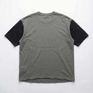 Camiseta de algodón 100% de 240 g/m² para mujer, personalizada al por mayor, con estampado 3D en relieve, logotipo bordado, efecto desgastado, corte holgado y patchwork. - Product Image 3