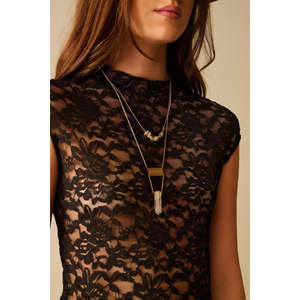 Camiseta de Encaje Negro para Mujer, Diseño Romántico con Corazones, Manga Corta, Transpirable, Corte Ajustado, Estilo Crop - Product Image 4