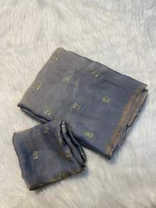 ผ้าซิ่นซาตินไหมสำหรับผู้หญิงระดับพรีเมียม พร้อมดีไซน์ลายสองเฉดสี ประดับด้วยงานปักดิ้นซารีและเลื่อมทั่วผืน - Product Image 6