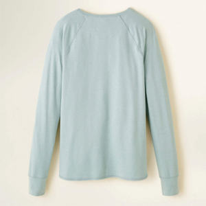 Camisetas de mujer de color sólido listas para el entrenamiento con tela atlética ligera y comodidad elástica para días activos - Product Image 2