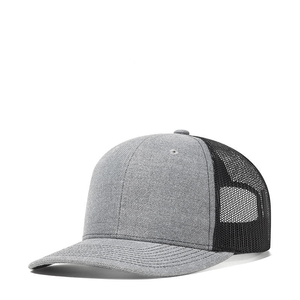 Gorra de camionero de malla gris personalizable, gorra transpirable de 5 paneles para exteriores con Snapback ajustable para hombres y mujeres - Product Image 1