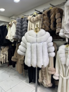 เสื้อโค้ทขนสุนัขจิ้งจอกสุดหรูสำหรับฤดูหนาว ผู้หญิง ผ้าพลัฌนุ่มพิเศษ อุ่นหนา คุณภาพสูง ตัดเย็บอย่างประณีต ลายลำลอง - Product Image 4