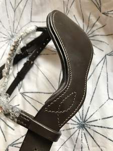 Brida de cuero inglés para caballos Marrón Flash Acolchado Snaffle Anatomic Black Full Cob Racing Riding con Riendas de goma - Product Image 3