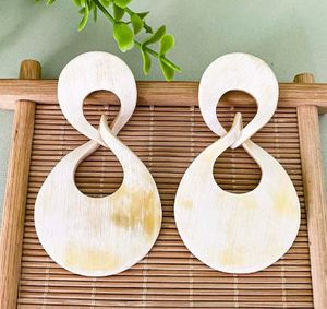 Pendientes de Aro de Cuerno de Búfalo Natural Hechos a Mano, Colgantes Modernos y Duraderos, Joyería Personalizable, Artículo Coleccionable - Product Image 1