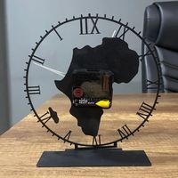 Horloge de table en métal design carte d'Afrique en laiton AK avec support en noir fini pour accents de décoration de table