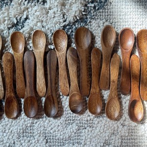 Cuillère en bois fait à la main ustensile de cuisine naturel accessoire de cuisine et de service rustique couverts écologiques pour la maison et le cadeau - Product Image 2