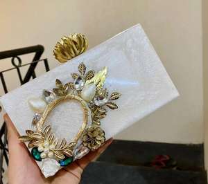 Monederos de resina de color blanco hechos a medida, con adornos multicolor, ideal para tiendas de accesorios de moda para reventa - Product Image 3