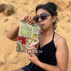 ผ้าส่าหรีสีสันสดใสปักลายตกแต่งด้วยด้ายแบบปลอดภัยสมุดปิดแบบวินเทจปกสดใสแบบไม่มีเส้นนำกลับมาใช้ใหม่ - Product Image 1