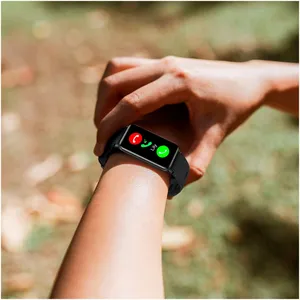 Bracelet connecté Prixton AT806 avec GPS et gadgets personnalisés - Product Image 3