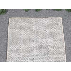 Alfombra Turca Vintage, Alfombra de Lana a Cuadros Gris y Blanca de 1.4x2.1 pies - Product Image 3