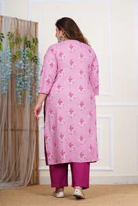 Ensemble Kurta en rayonne imprimé floral rose grande taille avec détail de bouton Potli, col rond et manches 3/4, style longueur mollet - Product Image 3