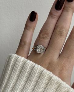 Bague de fiançailles classique à trois pierres en argent 925 plaqué or, taille radiant 8x10mm, vente en gros - Product Image 3