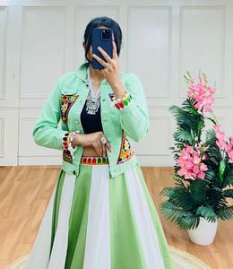 Rehaussez votre style Navratri : Exquise broderie Gamthi, Lehenga Choli en rayonne au design complexe, veste en jean à séchage rapide – Tous les modèles. - Product Image 3