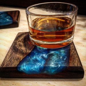 Sous-verres en bois de noyer en résine intelligente pour la maison déco sous-verre en bois en résine époxy sous-verre de luxe personnalisé pour boisson - Product Image 1