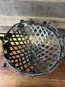 Tazón Decorativo Plateado con Base y Diseño de Hojas Coloridas para Mostrador de Cocina, Exhibición de Frutas o Uso Diario, de la India - Product Image 3